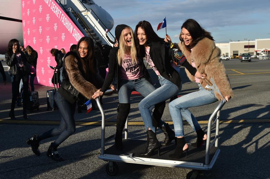 Joan Smalls, Lily Donaldson, Bella Hadid und Kendall Jenner blödelten auf dem Flugplatz herum.