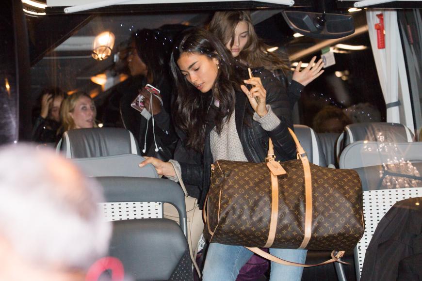 Die „Victoria’s Secret“-Engel kamen gesammelt in einem Bus an ihrem Hotel in Paris an.