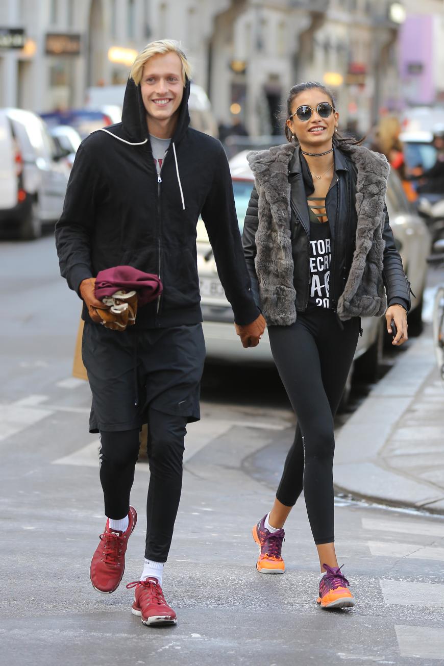 Model Kelly Gale hat sich für die Show Verstärkung mitgebracht - hier beim Spaziergang in Paris mit ihrem Freund.