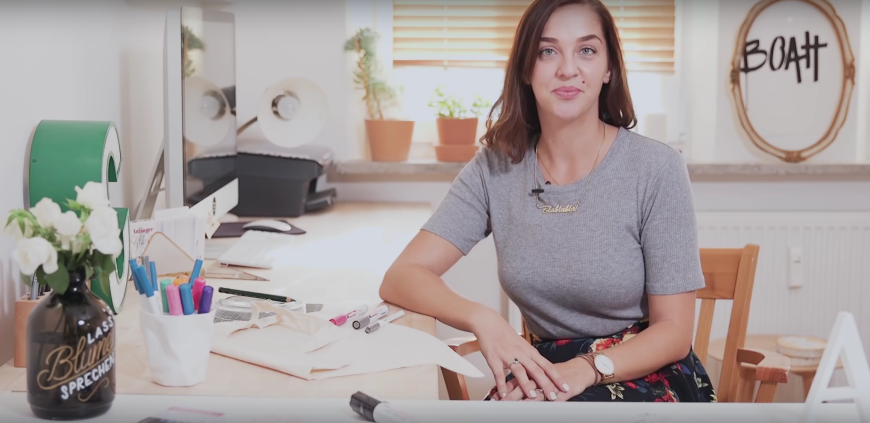 Handlettering-Expertin Hannah Rabenstein erklärt im DIY-Video, wie du eine eigene Tasche gestalten kannst.