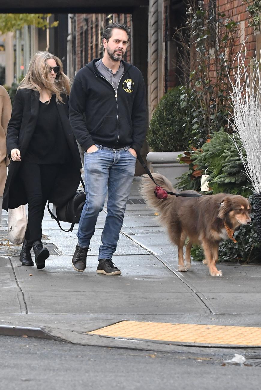 Amanda Seyfried mit ihrem Freund Thomas Sadoski und Hund Finn in New York.