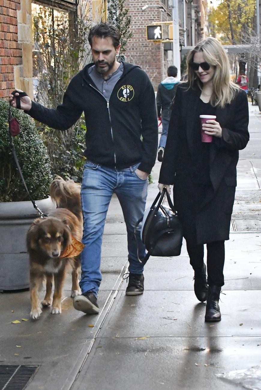 Amanda Seyfried hat ein Lächeln für die Paparazzi übrig.