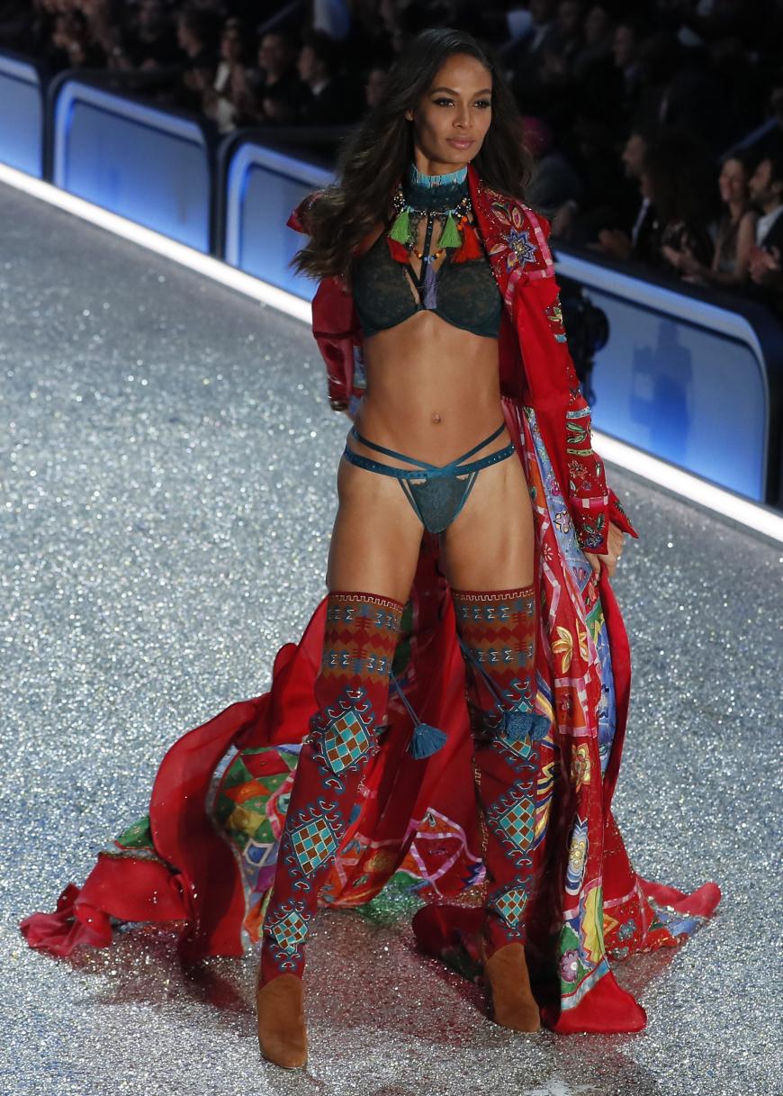 Joan Smalls auf dem Catwalk