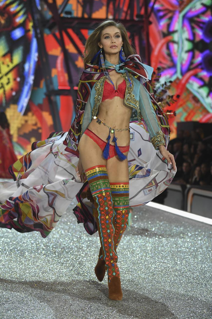 Schon zum zweiten Mal darf auch Topmodel Gigi Hadid ihren heißen Modelkörper über den Catwalk schwingen.