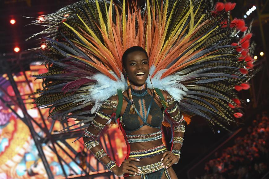 Wunderschön: Maria Borges strahlt in einem funkelnden Ensemble mit bunten Federn.