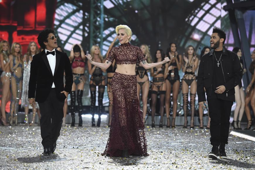 Natürlich durfte auch die musikalische Untermalung nicht fehlen: Lady Gaga mit Bruno Mars und The Weeknd