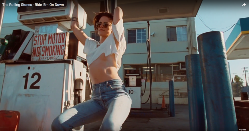 Kristen Stewart zieht im Video zu “Ride ‘Em On Down” obenrum blank.