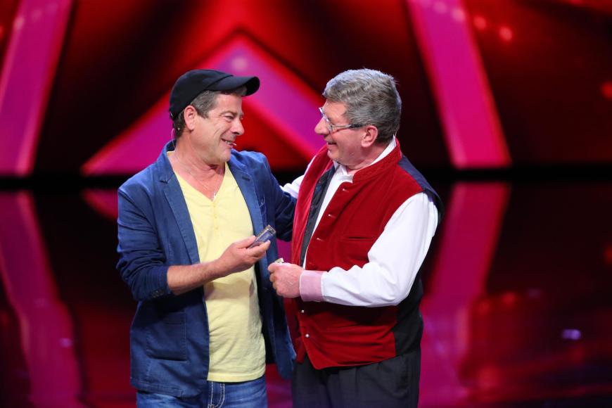 ... und wurde auf der Bühne plötzlich von seinem großen Idol Michael Hirte überrascht.