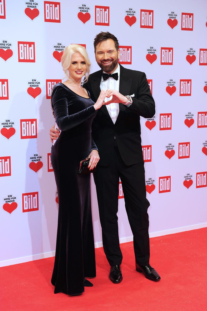 Schwer verliebt! Sarah Knappik und ihr Freund Oliver Nommsen.