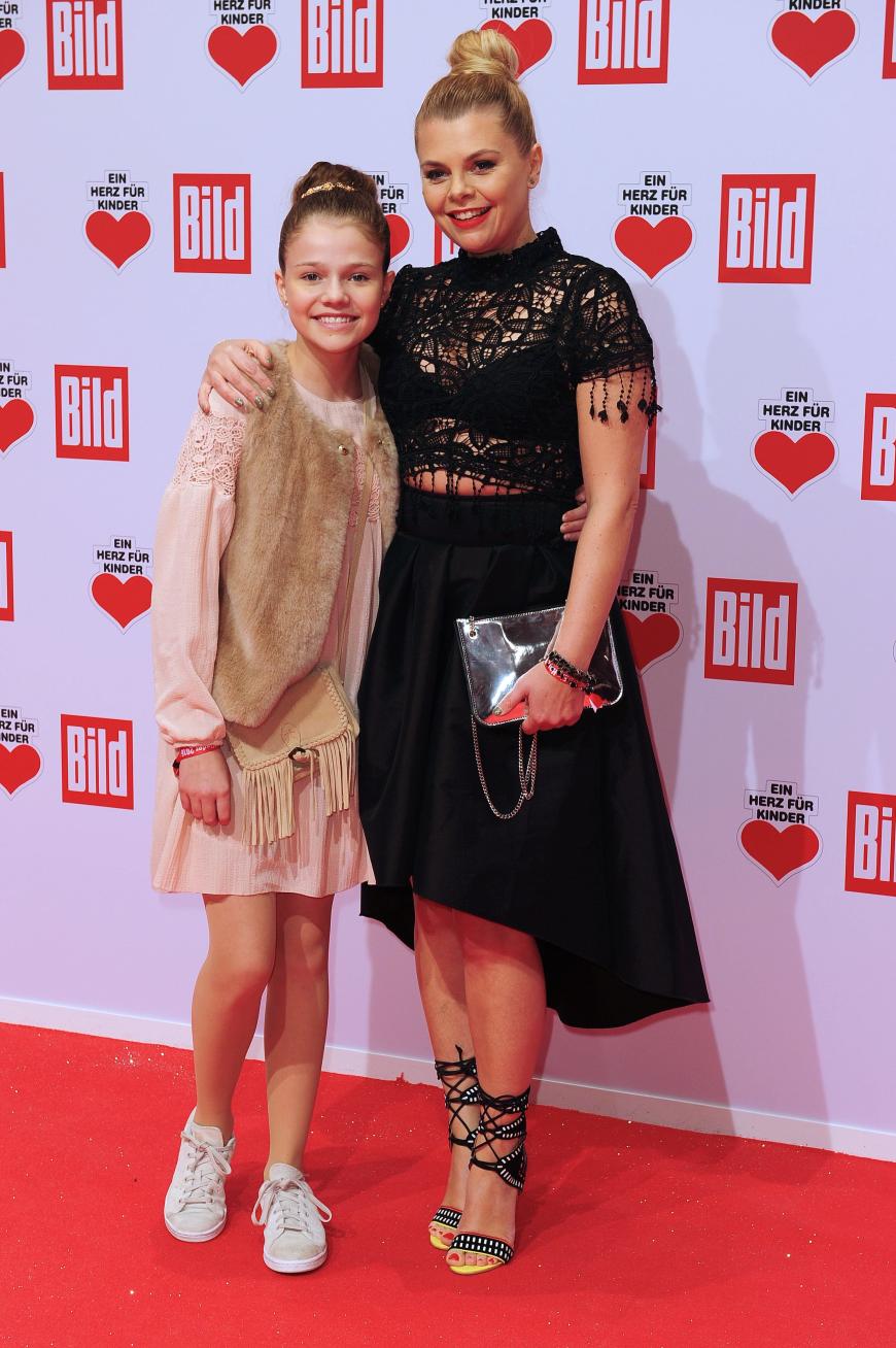 Sooo niedlich! Schauspielerin Anne-Sophie Briest brachte ihre süße Tochter Faye Montana gleich mit zur