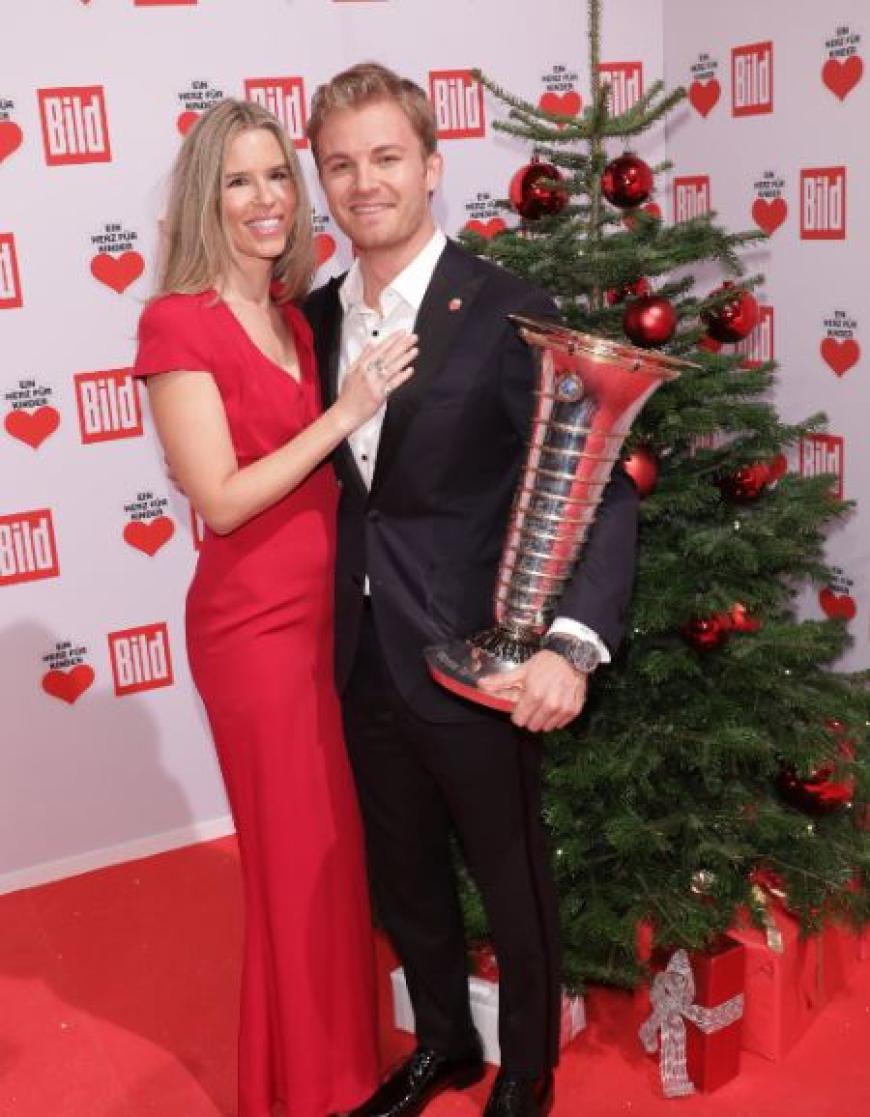 Der frischgebackene Formel-1-Weltmeister Nico Rosberg legte nur einen Tag nach seinem Rücktritt einen Boxenstop in Berlin ein - samt Ehefrau Vivian und dem Weltmeisterpokal. Doch damit nicht genug: Der Sportler hatte die stolze Spendensumme von einer Millionen Euro im Gepäck. Wow!