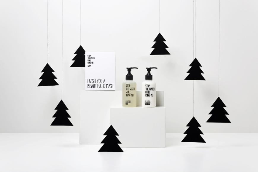 Die Hamburger Naturkosmetikmarke Stop The Water While Using Me! launcht zwei limitierte Geschenk-Sets und macht es uns ganz leicht Gutes zu schenken und dabei Gutes zu tun! Beide Sets sind zum Preis von 24,90 Euro bzw. 38,90 Euro erhältlich - HIER shoppen. Mit dem Verkaufserlös werden Hilfsprojekte wie das Good Water Project „Drop For Change“ in Kenia unterstützt.