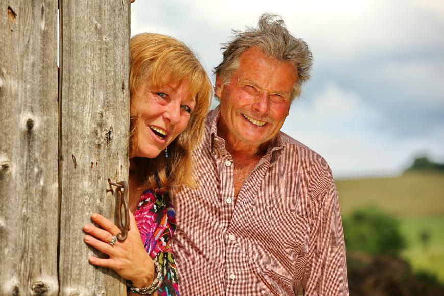 GERHARD & NICOLE: GETRENNT
Der mit 73 Jahren älteste Kandidat der Staffel legte sich für Nicole ins Zeug. Die beiden hatten viel Spaß zusammen, doch so richtig wollte der Funke nicht überspringen. Besuchen wollen sie sich trotzdem mal.