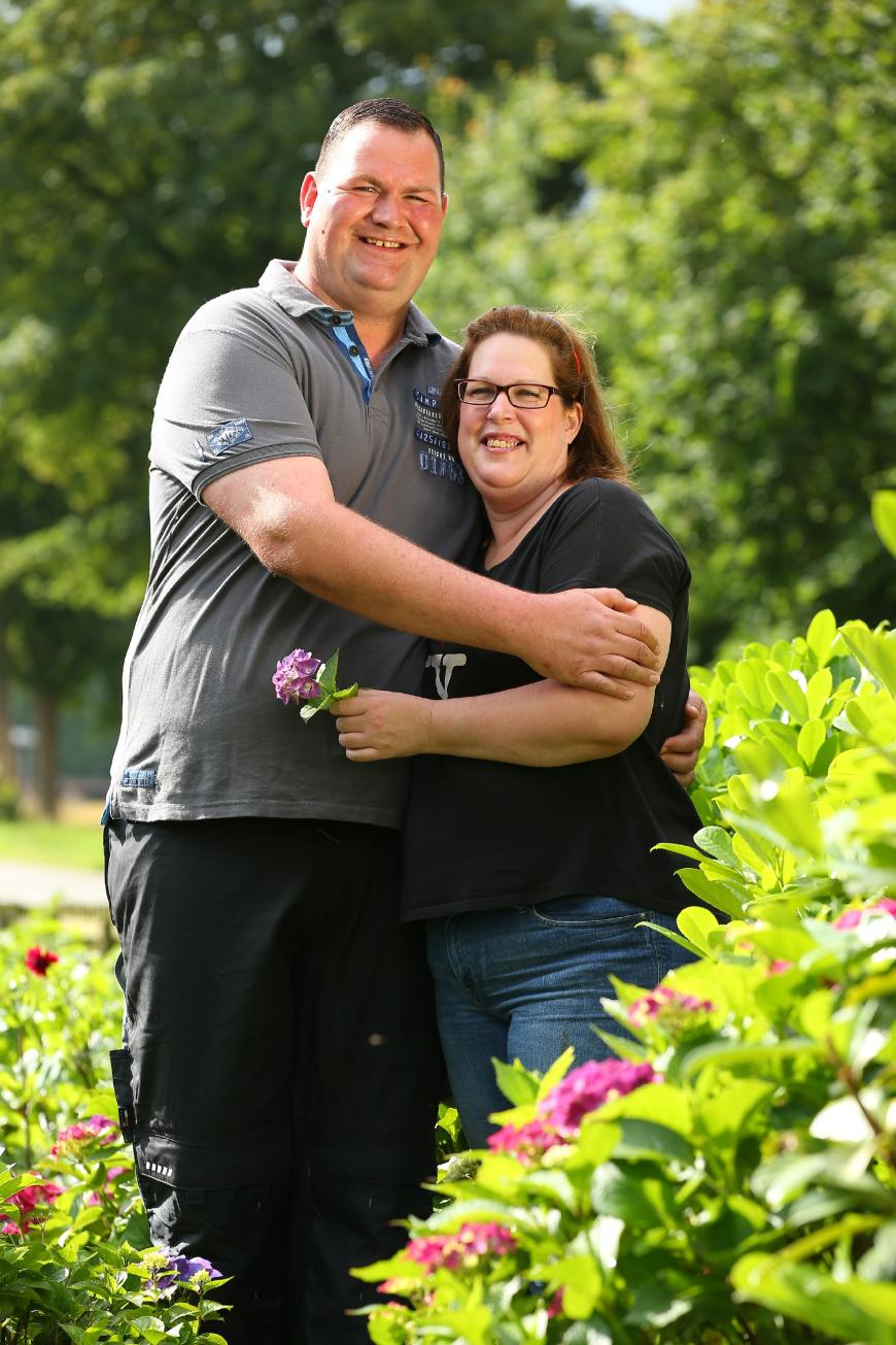 TORSTEN & SANDRA: ZUSAMMEN
Die Sympathieträger von Staffel 12 verliebten sich schon beim Scheunenfest ineinander - und sind es bis heute. Was für ein süßes Paar!