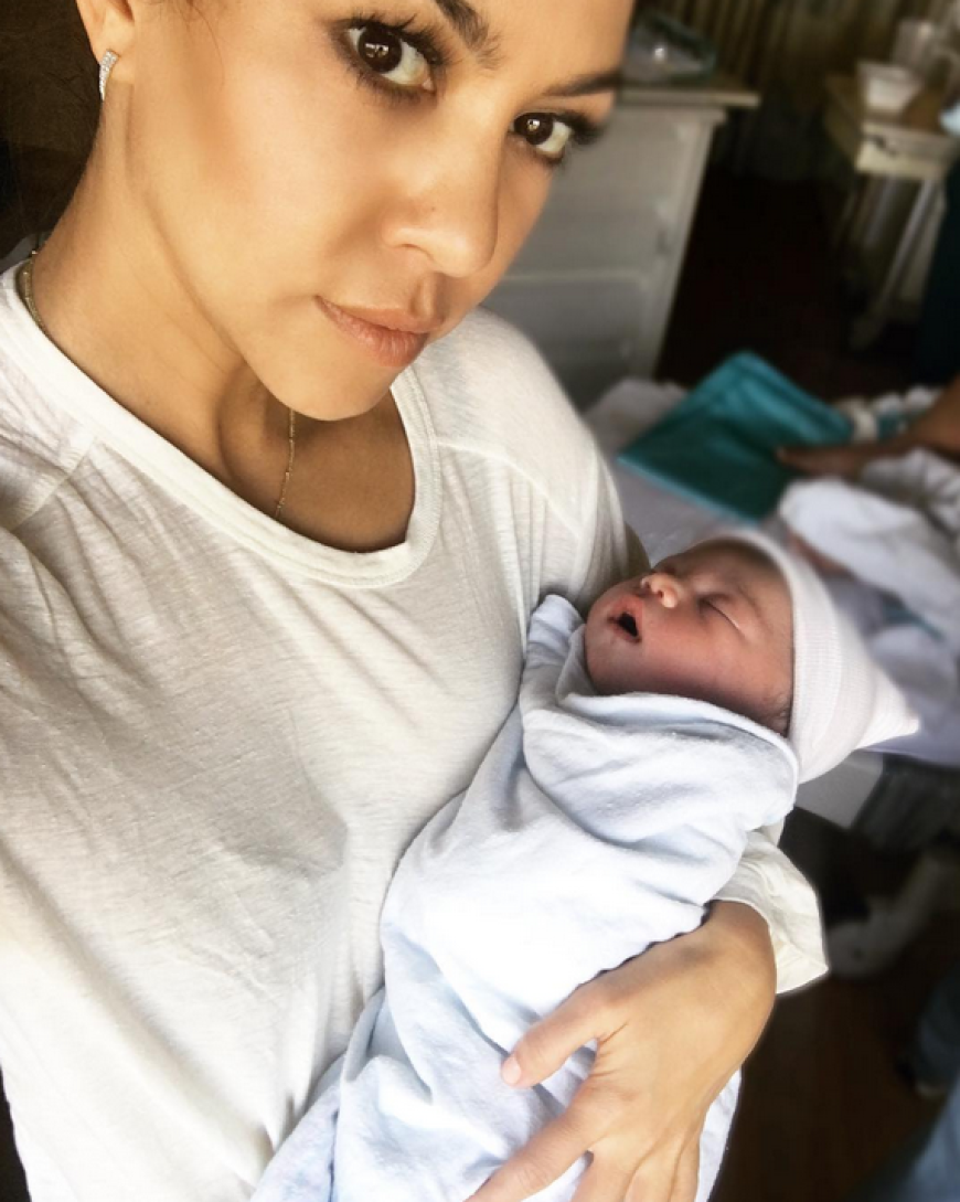 Tante Kourtney Kardashian teilte ein Bild von Saint West direkt nach seiner Geburt vor einem Jahr.