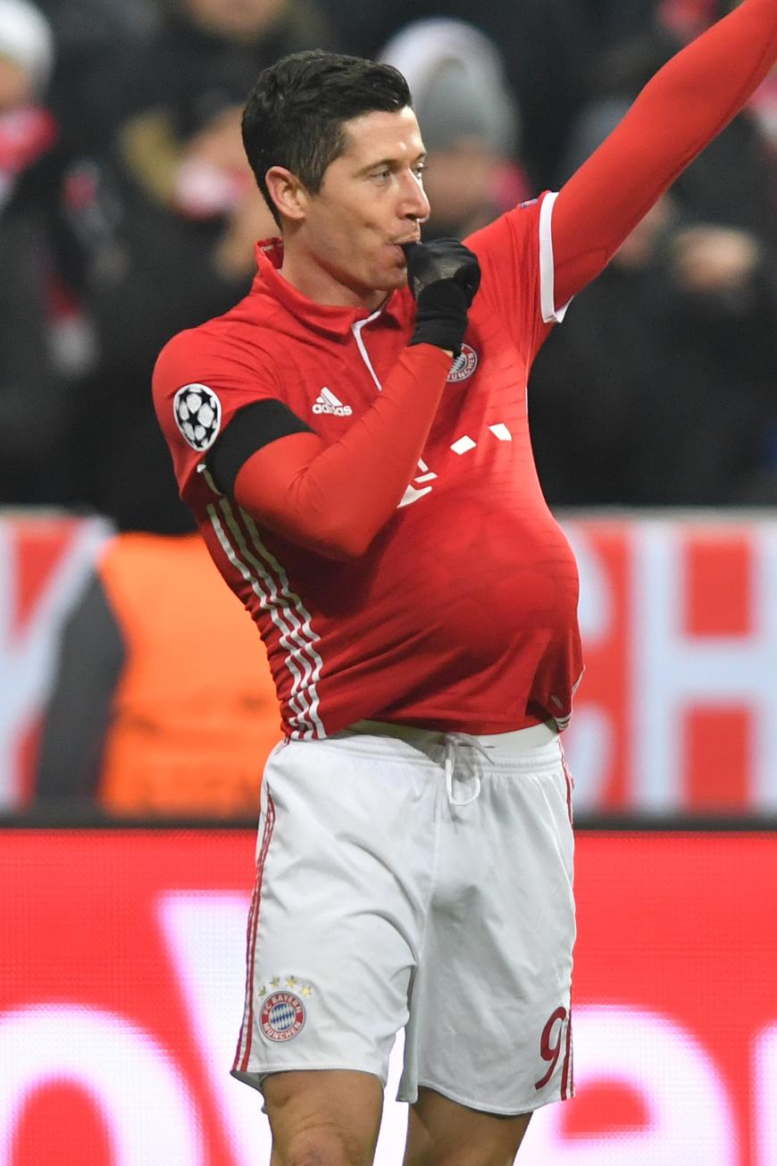Sooo süß! Mit dieser Aktion verriet Robert Lewandowski gestern während eines Spiels gegen den Atlético Madrid selbst, dass er Vater wird.