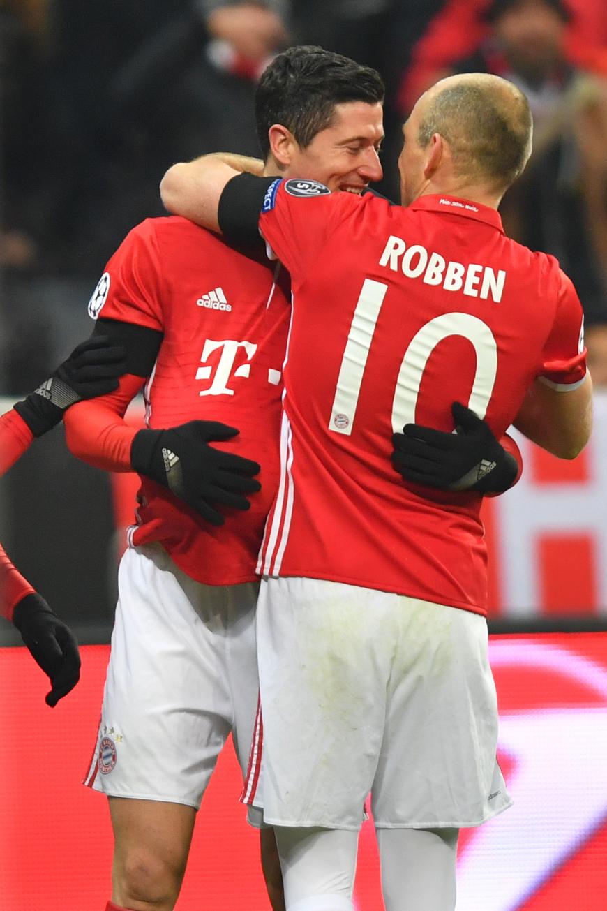 Auch für seine Mannschafts-Kollegen war die Baby-Nachricht eine kleine Überraschung. Hier wird Robert Lewandowski von Arjen Robben beglückwünscht.