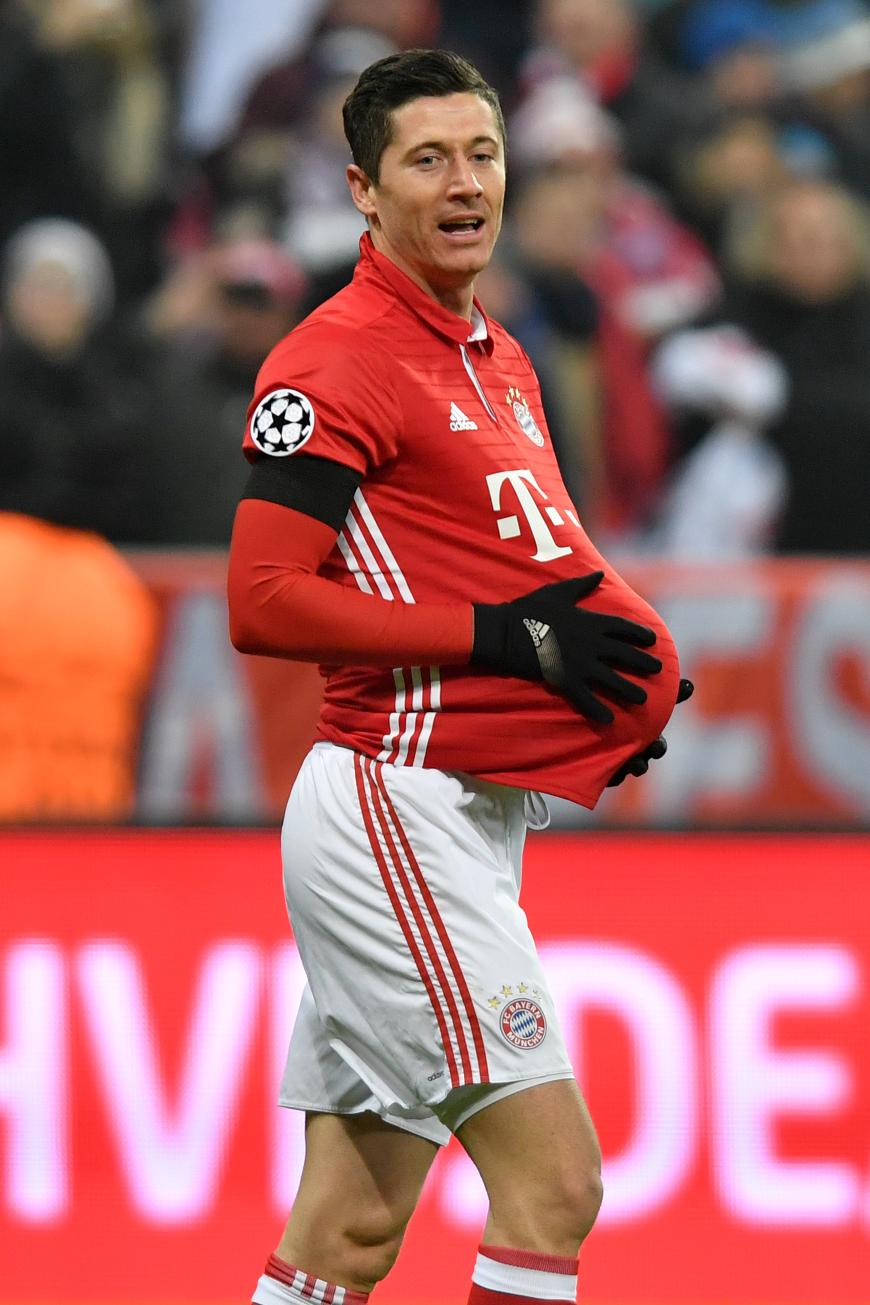 Nach dem 1:0 schnappte sich Robert Lewandowski einen Ball, steckte ihn unter sein Trikot und nuckelte am Daumen. Na, wenn das nicht eindeutig ist.