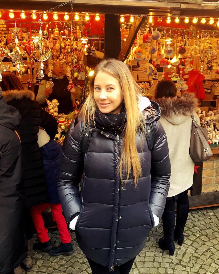 Alessandra Meyer-Wölden ist erneut schwanger - und wieder mit Zwillingen! Vom Babybauch sieht man aber noch nicht viel. Hier besucht die hübsche Blondine den Weihnachtsmarkt in ihrer Heimat München.