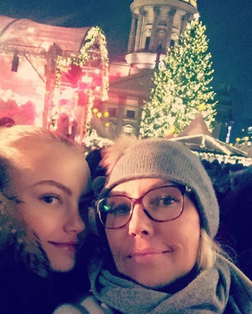 Natascha Ochsenknecht und Tochter Cheyenne posieren für ein Weihnachtsmarkt-Selfie.