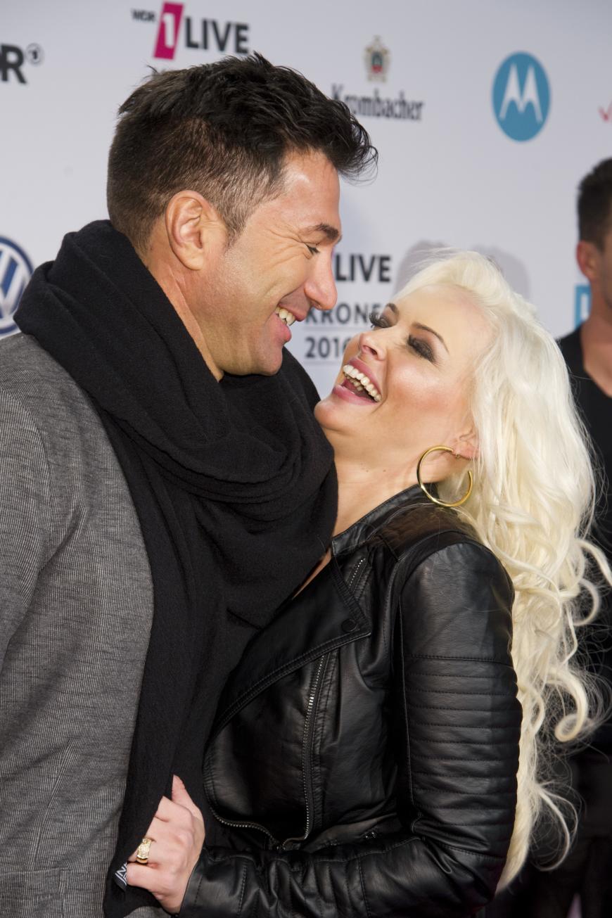 Daniela Katzenberger strahlt ihren Lucas Cordalis bei einer Preisverleihung an.