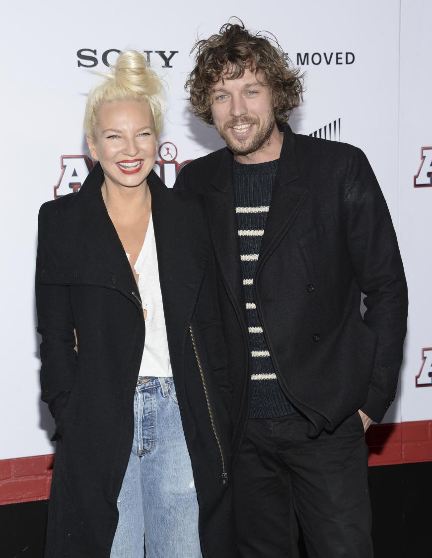 Sia Furler ist seit 2014 mit dem Dokumentarfilmer Erik Anders Lang verheiratet gewesen.