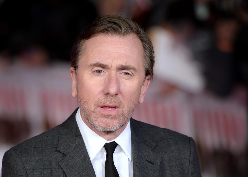 Tim Roth hatte schon früher über seinen sexuellen Missbrauch gesprochen. Nun verriet er jedoch erstmals, wer sein Peiniger war. Auch Roths Vater wurde von dessen eigenem Vater nicht verschont.