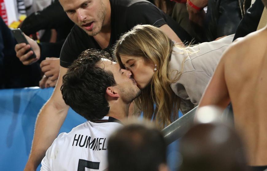 Cathy ist mit Nationalspieler Mats Hummels verheiratet.