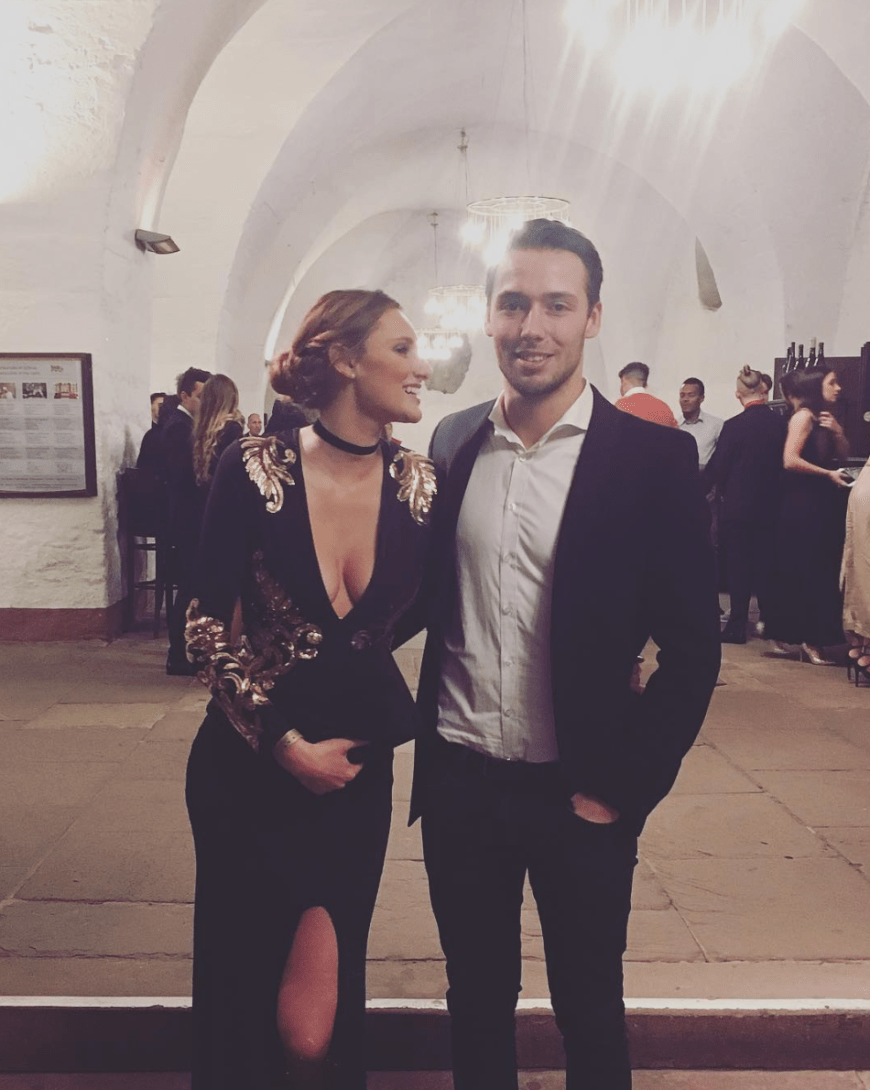 Leonie Rosella ist ganz offensichtlich bis über beide Ohren in diesen jungen Mann verliebt.