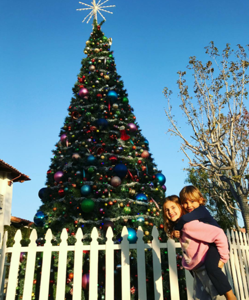 Weihnachtszeit in der Sonne! Die Kids von Alessandra Ambrosio posieren in Malibu vor einem bunten XL-Weihnachtsbaum.