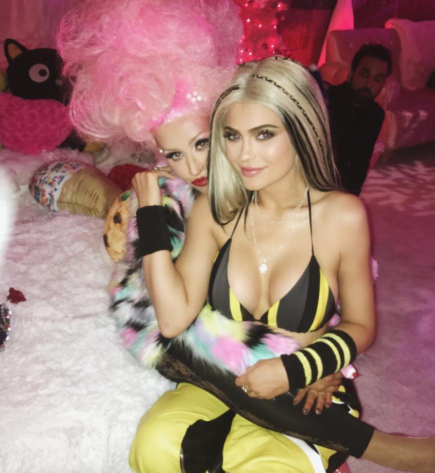 Verstehen sich blendend: Christina Aguilera, l., und Kylie Jenner (als Christina Aguilera 2002)