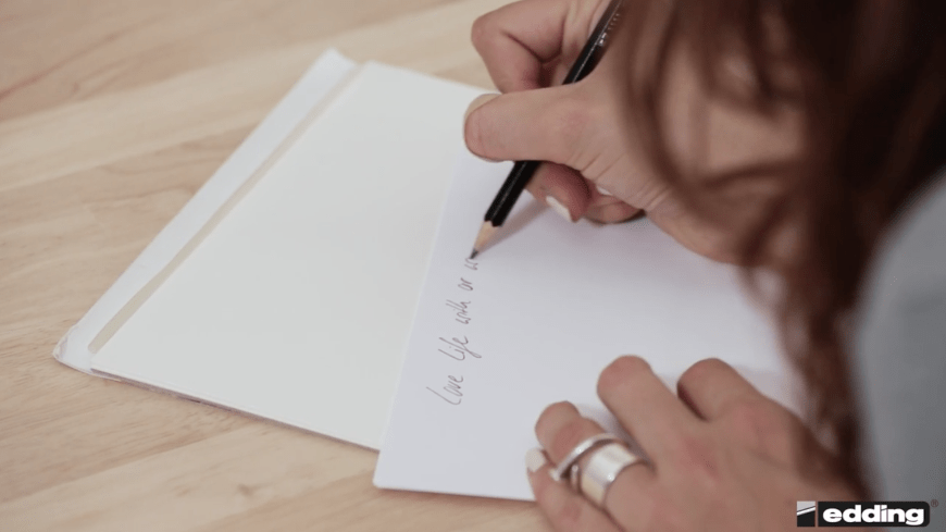 Erst eine kleine Trockenübung mit Bleistift, dann kann es auch schon losgehen.
