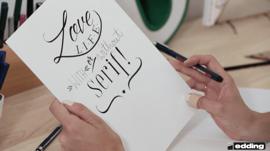 Fans von Typopostern und schönen Schriftzügen aufgepasst! In unserem DIY-Video erfahrt ihr, wie ihr euer eigenes Design zu Papier bringt.