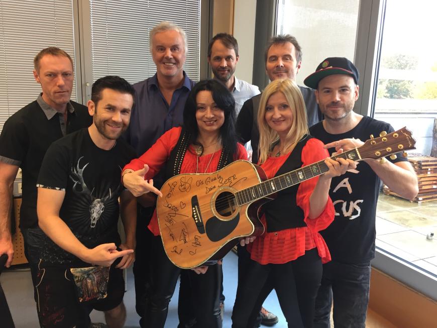 DIE SEER
Originale Band-Gitarre
DIE SEER spendieren eine signierte Akustikgitarre, die auch auf dem aktuellen Hit-Album „Duette … bei uns dahoam!“ zu hören ist. HIER MITBIETEN