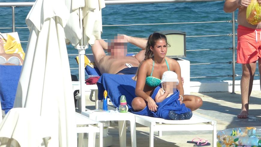 Sarah Lombardi flüchtete Ende Oktober mit ihrem Sohn Alessio nach Kreta, um sich eine Auszeit von der damaligen Ehekrise und dem deutschen Medienrummel zu nehmen.