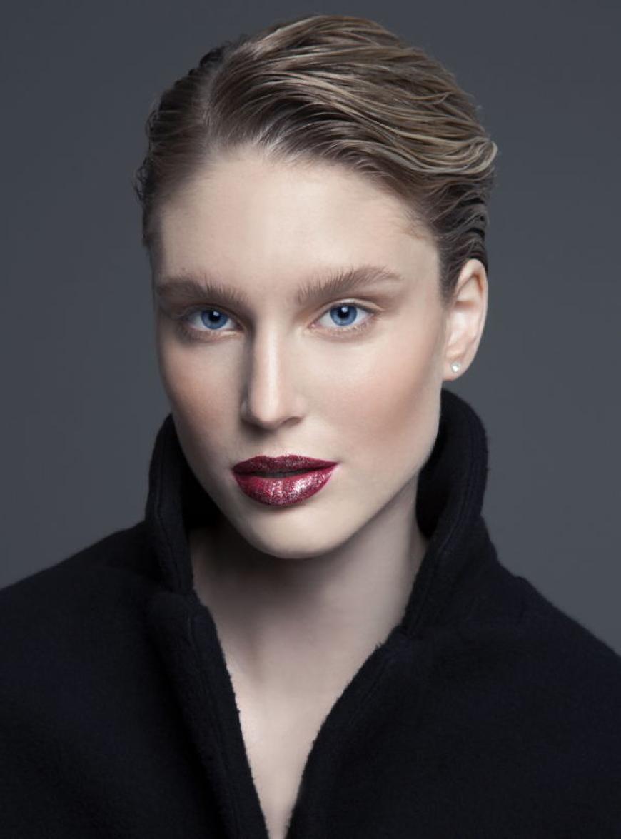 Dieser Look, mit der glitzernden Lippe, lässt sich ganz leicht nachschminken!