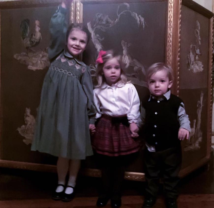 Königliche Rasselbande! Zu Weihnachten posieren Prinzessin Estelle, Leonore und Prinz Nicolas im königlichen Palast von Stockholm.