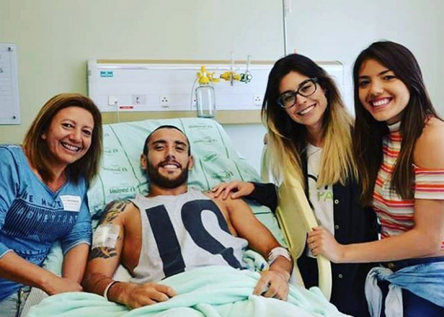 Dankt Gott für seine Genesung: Alan Ruschel mit seiner Familie im Krankenhaus