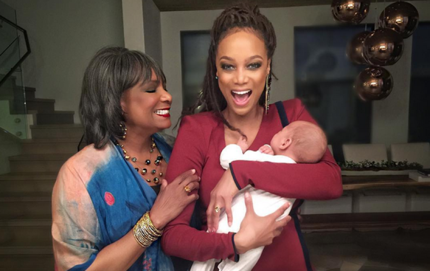 Tyra Banks hat mit 43 Jahren ihr erstes Kind zur Welt gebracht. Mit ihrer Mutter (links) präsentierte sie ihren Nachwuchs auf Instagram. Tyra und ihr Mann Eric Asla hießen die kleine York im Januar willkommen.