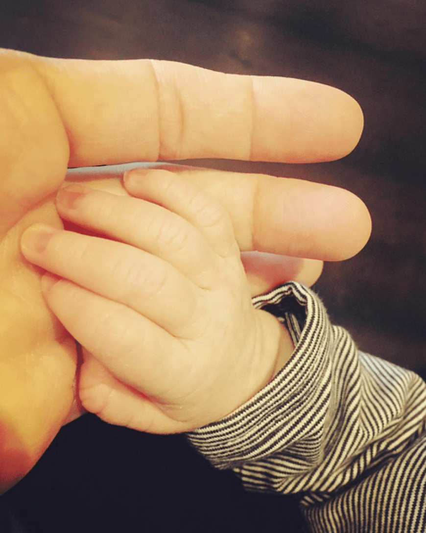 Moderatorin Nazan Eckes hat ihr zweites Kind bekommen. Auf Instagram postete sie die Hand des kleinen Ilyas.