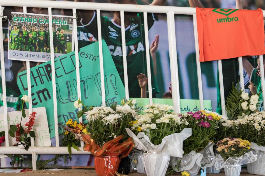 Vor dem Stadion legten Fans von Chapecoense Blumen und Plakate nieder.