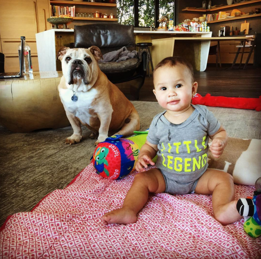 Model Chrissy Teigen und Grammy-Gewinner John Legend haben im April ihre Tochter Luna bekommen. Die Kleine ist ihrem Papa wie aus dem Gesicht geschnitten!