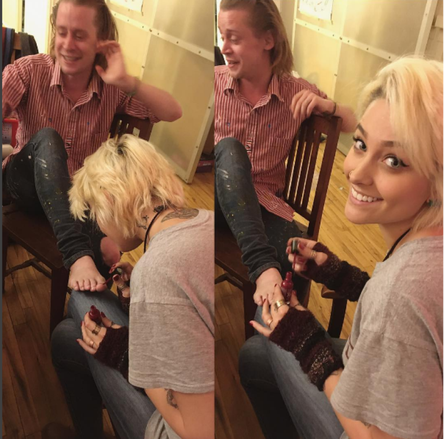 Kurioses Bild: Paris Jackson lackiert ihrem Patenonkel Macaulay Culkin die Fußnägel. 