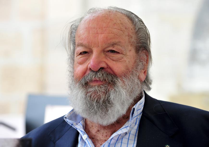 R.I.P., Bud Spencer (†86)! Als Leinwand-Held an der Seite seines Freundes Terence Hill begeisterte er Millionen, doch auch als Sänger, Olympiaschwimmer und Komponist machte sich der Italiener einen Namen. Am 27. Juni 2016 verstarb die Kino-Legende - friedlich und ohne Schmerzen.