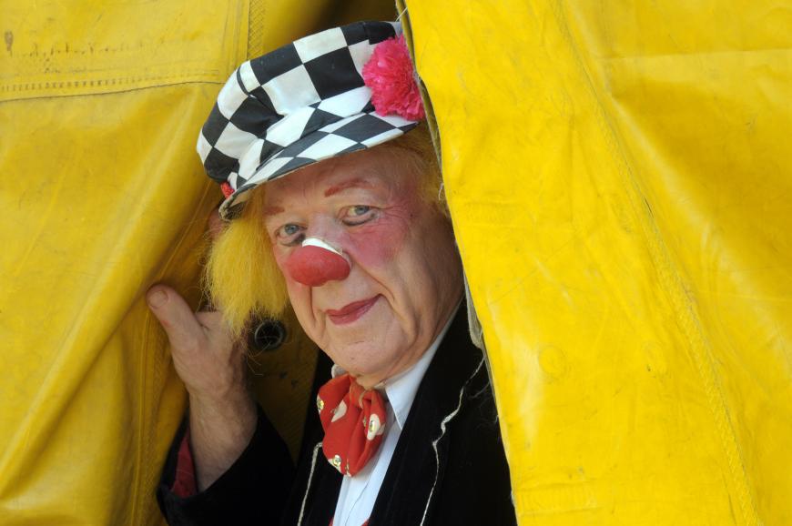 Seine Strubbel-Frisur und die schwarz-weiß karierte Mütze gehörten zu seinem Markenzeichen: Der weltbekannte Zirkusclown Oleg Popow schlief im Alter von 86 Jahren friedlich ein.