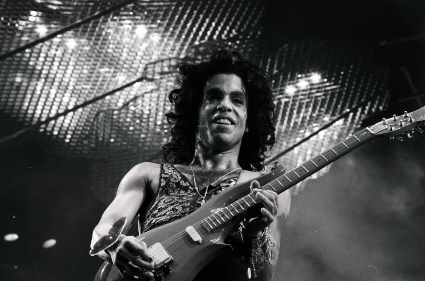 Riesiges Entsetzen nach dem Ableben von Prince: Der Ausnahme-Musiker wurde am 21. April tot auf seinem Anwesen Paisley Park in Minnesota aufgefunden. Eine Autopsie ergab, dass eine Überdosis von Schmerzmitteln der Grund für den frühen Tod des 57-Jährigen verantwortlich waren.