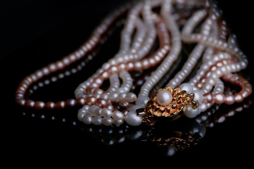 Schimmernder Schmuck in Kupfer- und Goldtönen verleiht jedem unifarbenen Outfit den nötigen Glamourfaktor,