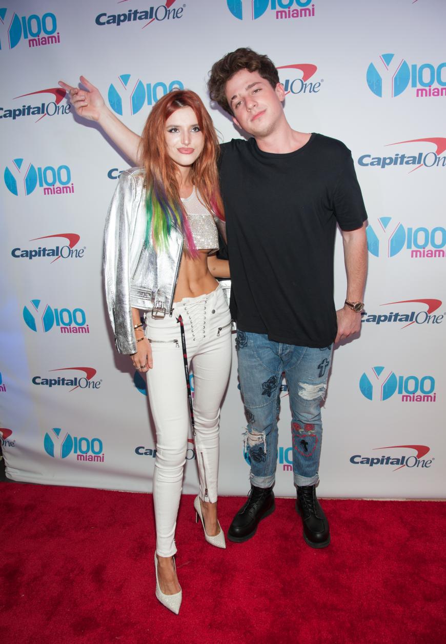 Liebes-Outing bei Bella Thorne: Die 19-Jährige datet offenbar Sänger Charlie Puth.