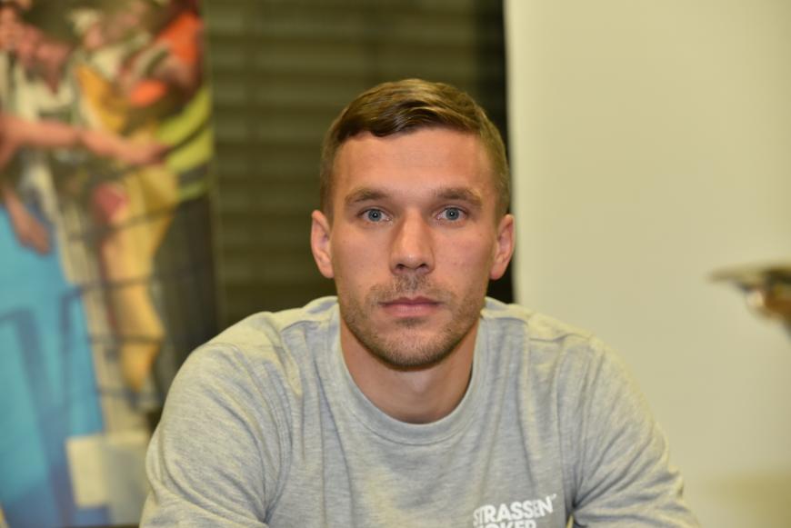 Auch Profi-Fußballer und Weltmeister Lukas Podolski bekundete via Facebook sein Mitgefühl.