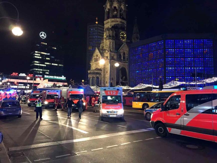 Unterhalb der Kaiser-Wilhelm-Gedächtniskirche am Breitscheidplatz in Berlin, raste gestern Abend (19. Dezember) ein LKW in einen Weihnachtsmarkt und tötete mindestens zwölf Menschen, knapp 48 werden noch in Krankenhäusern behandelt.